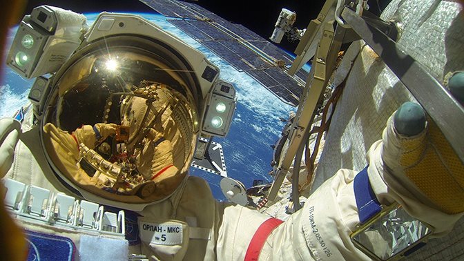 выход космонавтов в открытый космос